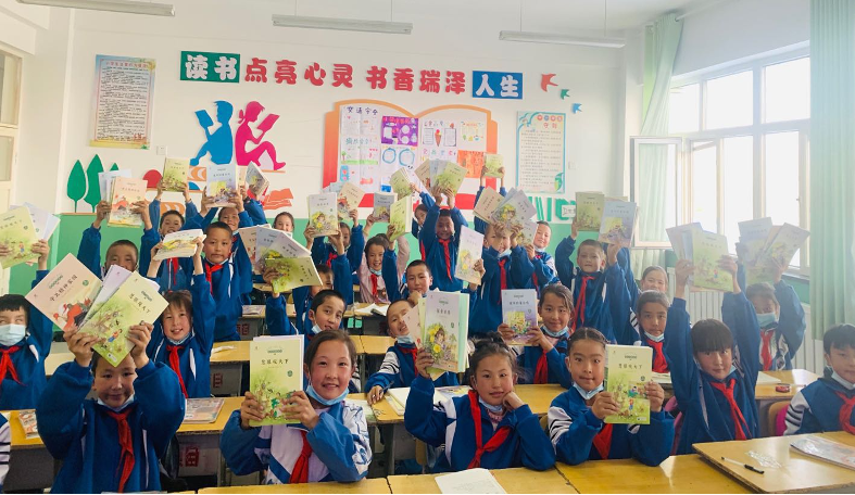 在语文课堂上,同学们收到书籍后洋溢着幸福地笑容 在语文课堂上,同学们收到书籍后洋溢着幸福地笑容