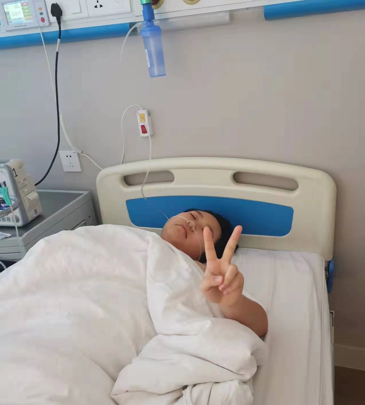 刚走出手术室的河北“宸星学子”段思乔,向“石头计划”工作人员露出了胜利的手势 刚走出手术室的河北“宸星学子”段思乔,向“石头计划”工作人员露出了胜利的手势