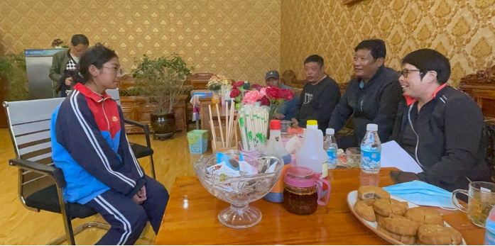 拉巴同学第一次告诉大家自己有个教师的梦想,希望还回到母校教书。“石头计划”李老师鼓励拉巴:只要努力学习,梦想就会实现 拉巴同学第一次告诉大家自己有个教师的梦想,希望还回到母校教书。“石头计划”李老师鼓励拉巴:只要努力学习,梦想就会实现
