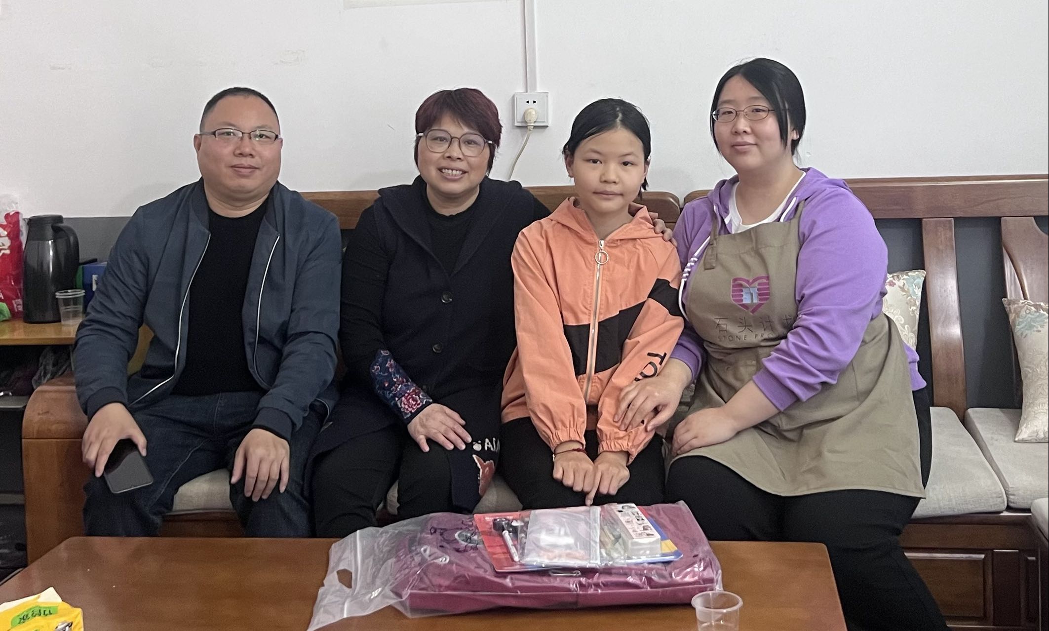 “石头计划”工作人员在湖南偏远山区炎陵县和当地学生及校长落实情况 “石头计划”工作人员在湖南偏远山区炎陵县和当地学生及校长落实情况