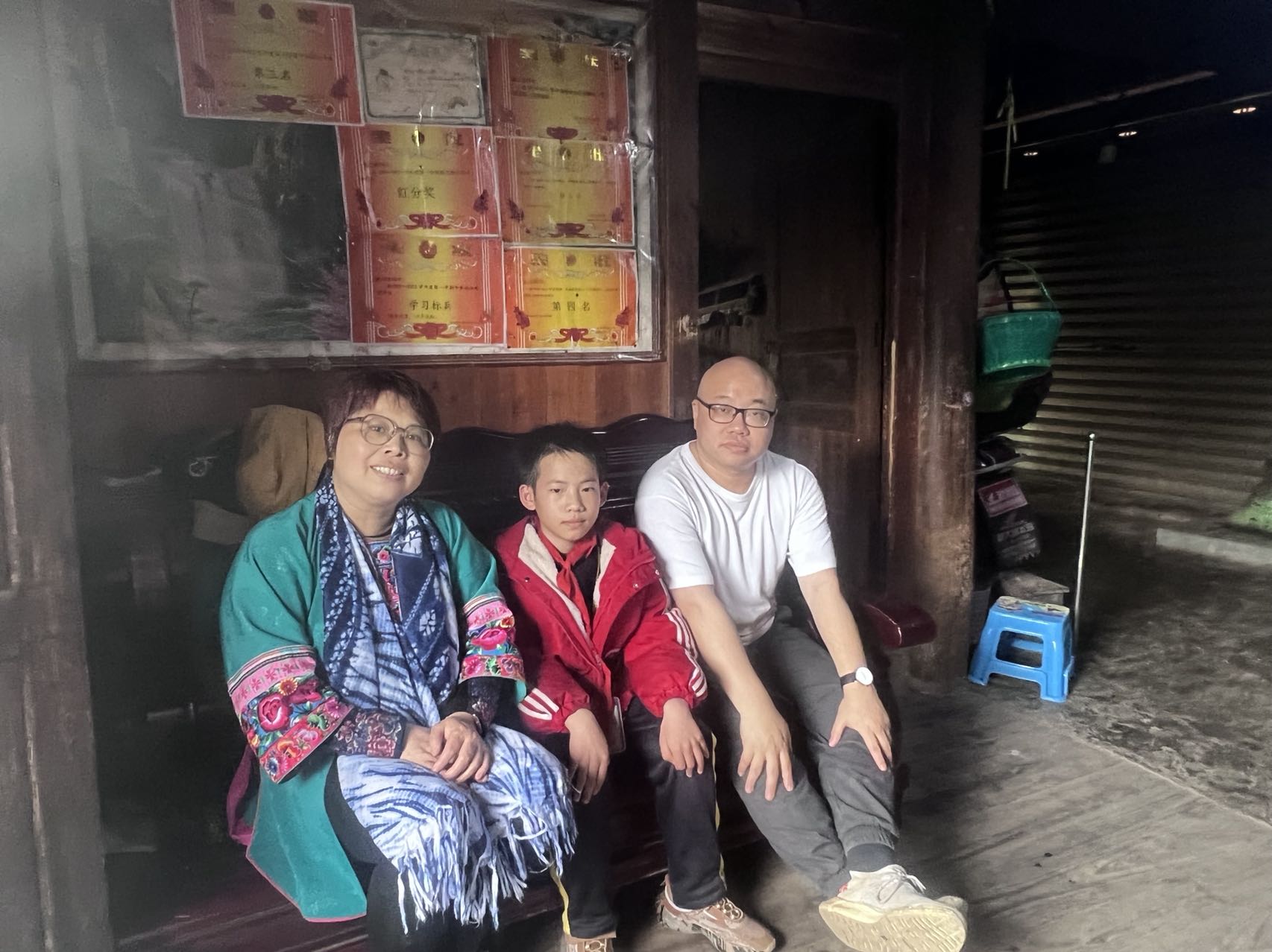 “石头计划”工作人员在贵州偏远山区榕江县加宜小学的学生家家访
