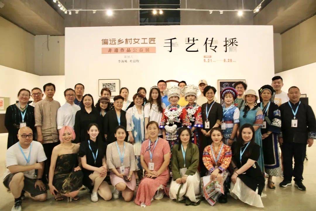 艺术家、策展人、乡村女工匠、乡村教师、基金会工作人员及志愿者等嘉宾在中国艺术研究院油画院展览开幕式上合影