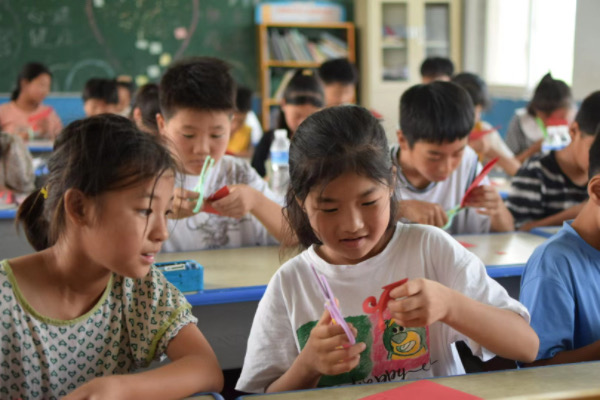 乡村学生正在认真学习剪纸课程