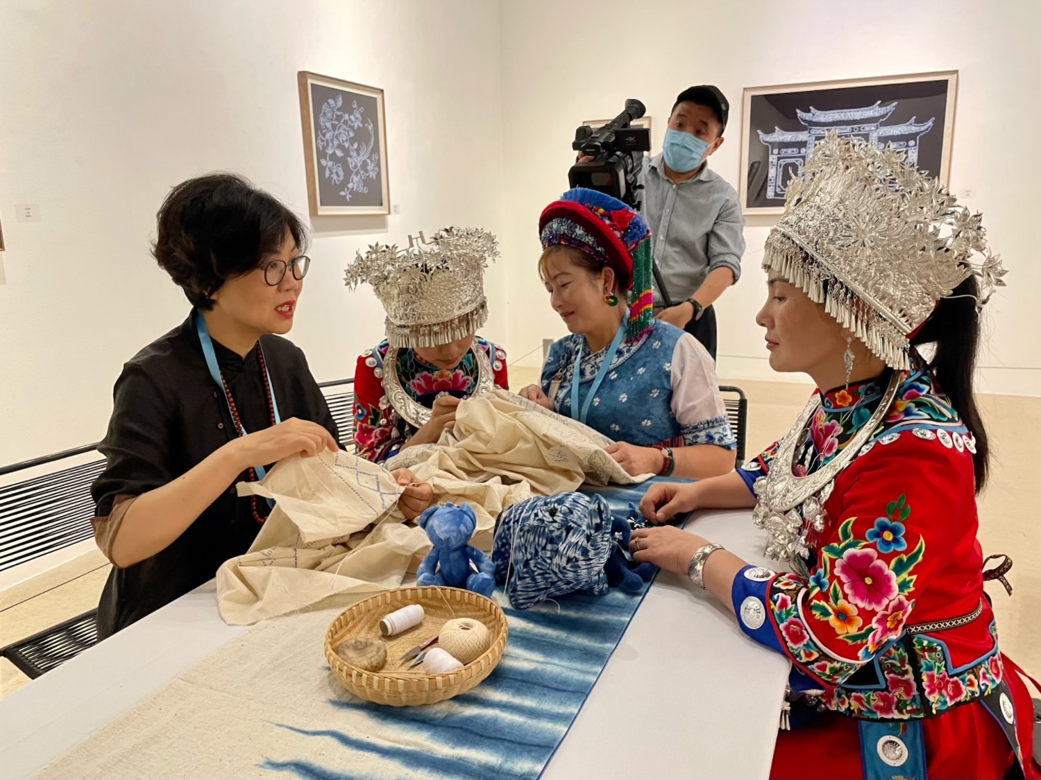 乡村女工匠现场展示非遗技艺